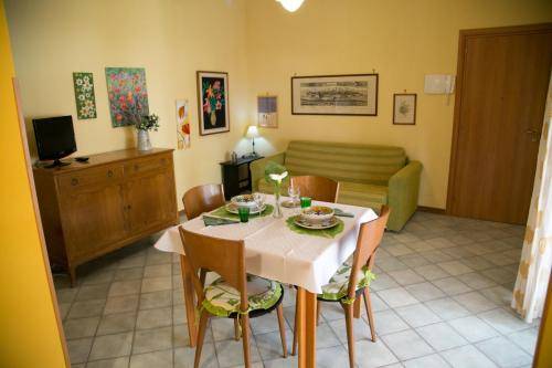 Zona pranzo-soggiorno Appartamenti Letojanni Casa Putti orange