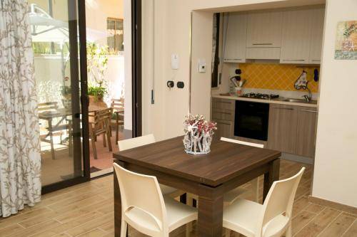 Soggiorno con cucina Appartamenti Letojanni Casa Putti Marrone